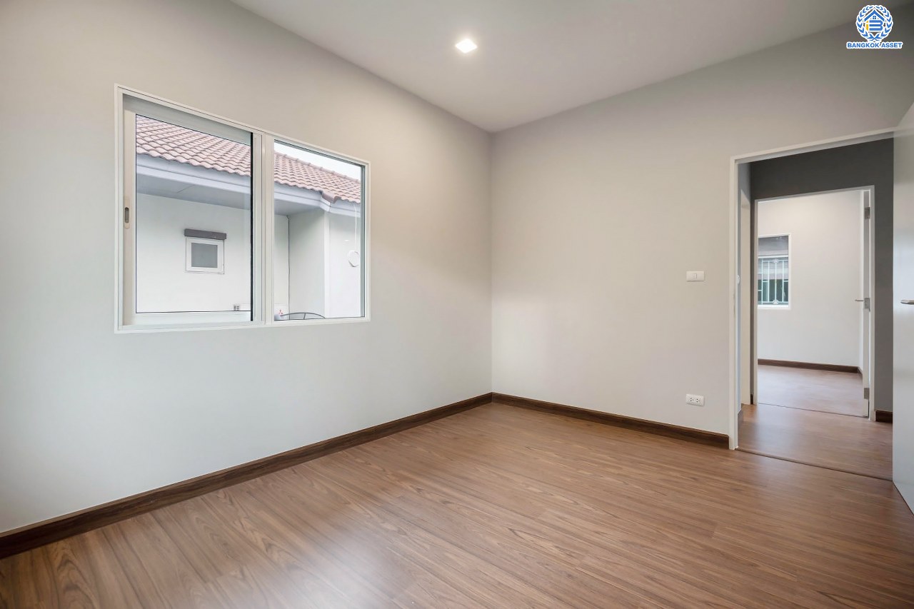 บ้านมือสองตกแต่งใหม่ โครงการ สราญสิริ ติวานนท์-แจ้งวัฒนะ2 หลังมุม เนื้อที่ 56.5 ตร.ว. ดีไซน์ตอบทุกไลฟ์สไตล์ ฟังก์ชัน 3 ห้องนอน 3 ห้องน้ำ จอดรถได้ 2 คัน Living ชั้นบนกว้างขวาง บนทำเลติดถนนใหญ่ เชื่อมต่อทุกเส้นทาง ใกล้จุดขึ้นทางด่วน "ศรีสมาน"